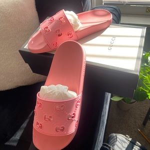 Hello Loves! I am selling these Gucci Slides.